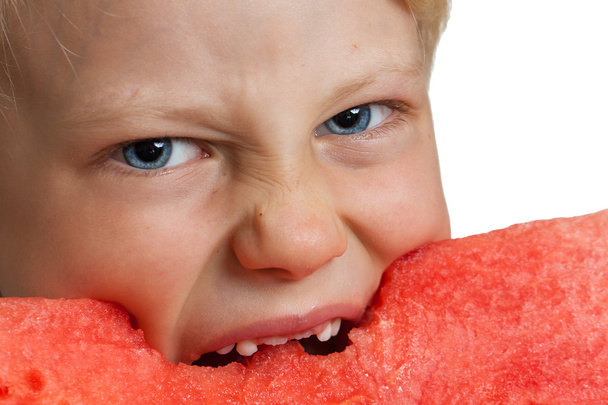 a fiú felfalja a görögdinnye közeli képe - Fotó, kép