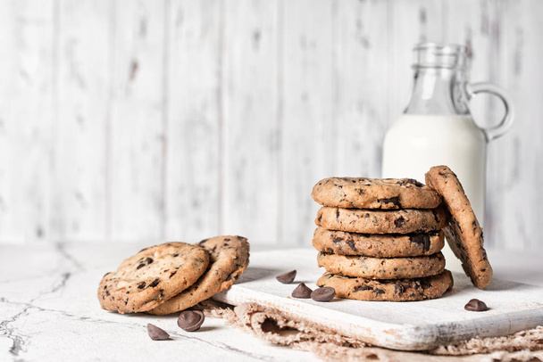 Chocolate chip cookies with bottle of mink for tasty break - Foto, immagini