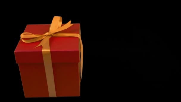 red gift box with yellow gold ribbon bow rotate at transparent background alpha channel chroma key transparent background have empty space for text pan - Video, Çekim