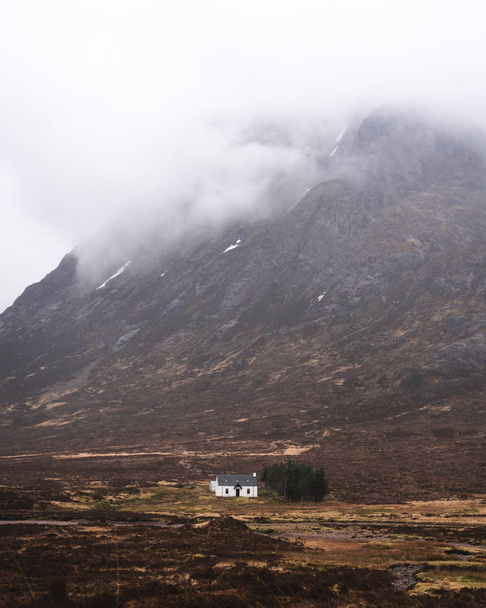 Single wit huis bij de berg in Schotse hooglanden - Foto, afbeelding