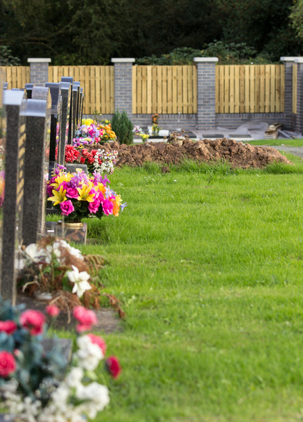 Frisch ausgehobenes Grab auf Friedhof - Foto, Bild