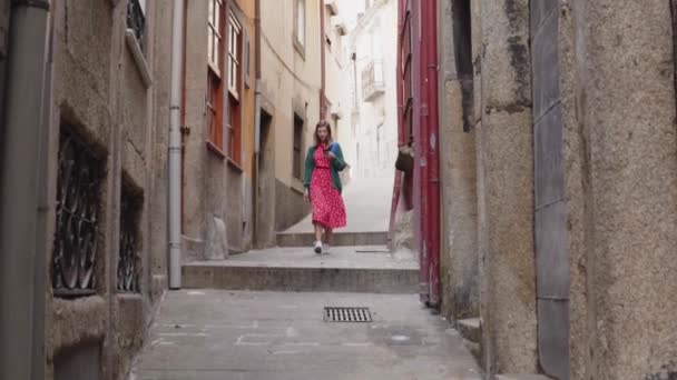 Pretty Woman Traveler είναι το περπάτημα στην παλιά πόλη χρησιμοποιώντας πλοήγηση στο Gadget - Πλάνα, βίντεο