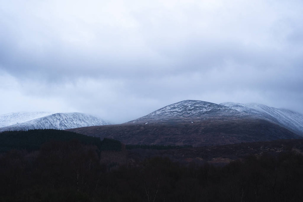 最後の雪のあるスコットランドの山々 - 写真・画像