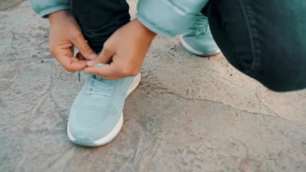 Nahaufnahme einer Person, die Schnürsenkel an blauen Turnschuhen bindet Nahaufnahme einer Person in Jeanshose, die Schnürsenkel an blauen Turnschuhen bindet - Filmmaterial, Video