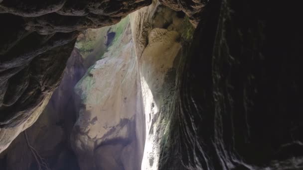tajemná jeskyně s uměleckým obličejem vytesaným do skal - Záběry, video