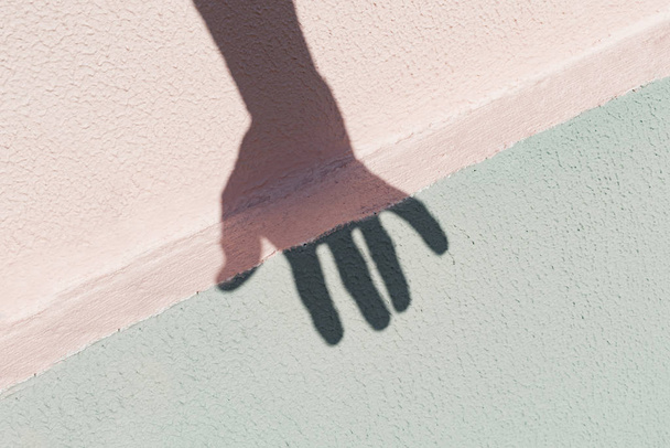 Shadow on the wall of the house at the hands of man - Fotoğraf, Görsel