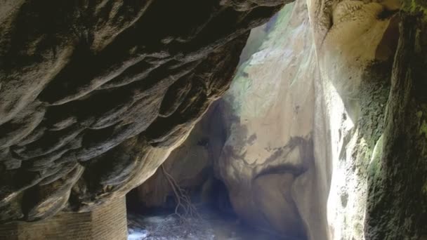 vyřezávaný kamenný profil v říční jeskyni - Záběry, video