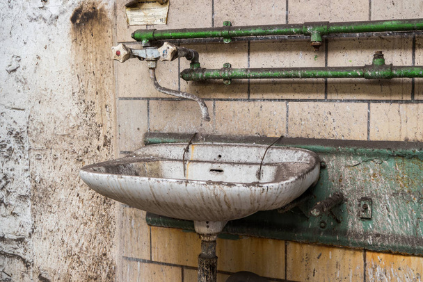 A mosdókagyló bomlása - Fotó, kép