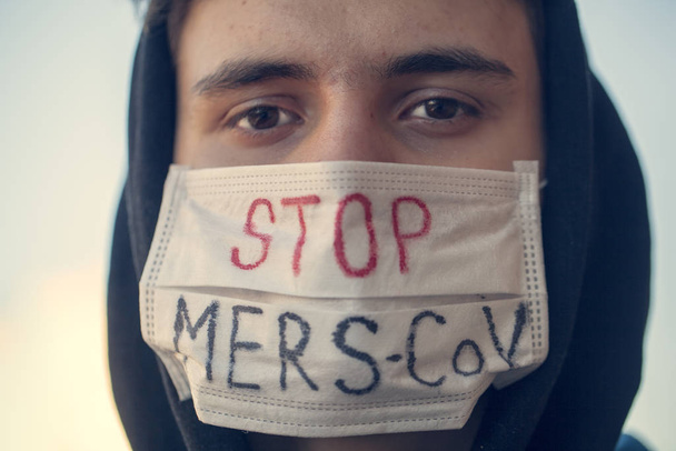 Concepto de cuarentena por coronavirus. MERS-Cov (coronavirus del síndrome respiratorio de Oriente Medio), nuevo coronavirus (2019-nCoV), hombre con máscara facial médica, tonificado
 - Foto, Imagen