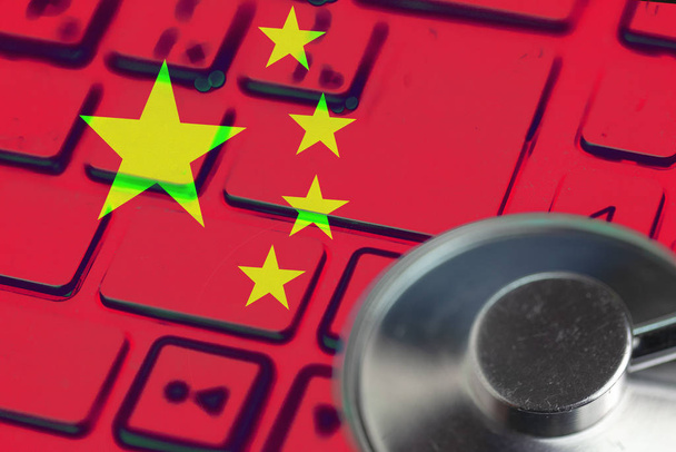 中国国旗の赤いコンピューターキーボードコロナビアに警告 - 写真・画像
