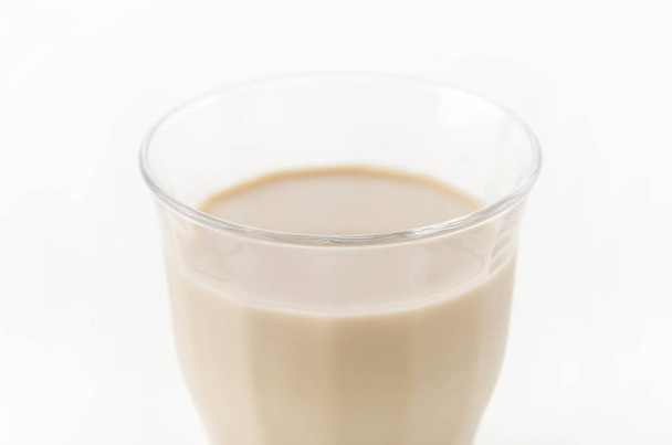 Eiskaffee im Glas mit kalter Milch. Sommergetränk - Foto, Bild