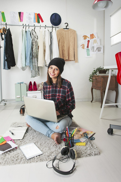 Casual blogger woman working in her fashion office. - Foto, afbeelding
