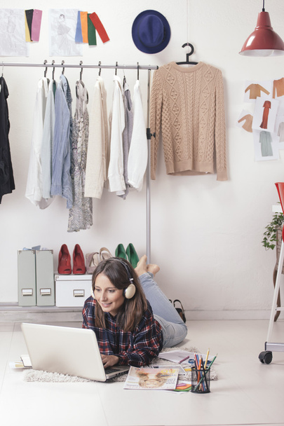 Casual blogger woman working with laptop in her fashion office. - Foto, afbeelding