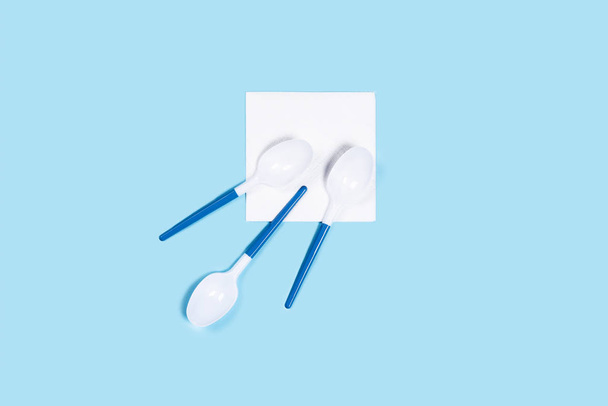 Pattern of white spoons on blue background. - Fotoğraf, Görsel