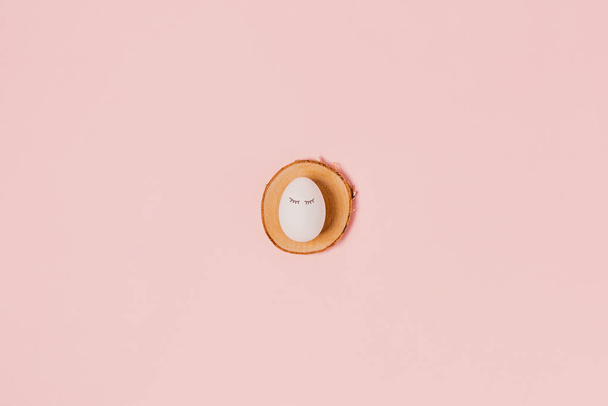 Egg on a pink background. - Foto, Imagen