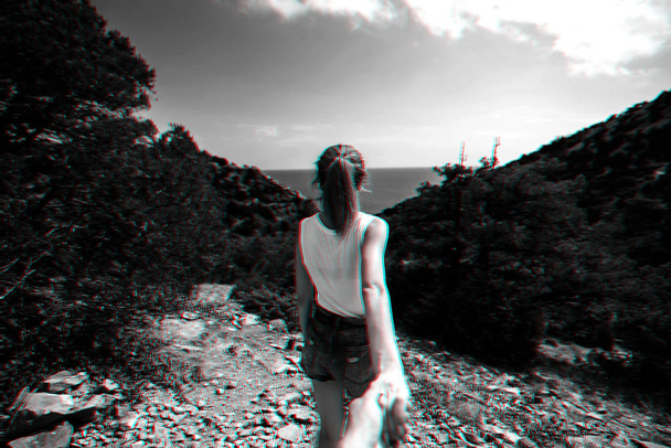 mec suit sa copine tenant sa main sur les piétons Voyage à l'extérieur dans les montagnes
 - Photo, image