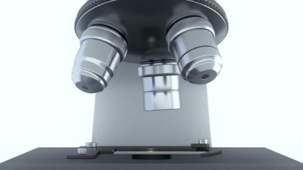 Εργαστηριακό μικροσκόπιο σε φωτεινό λευκό εργαστήριο που περιστρέφεται τους μεταλλικούς φακούς του - Πλάνα, βίντεο