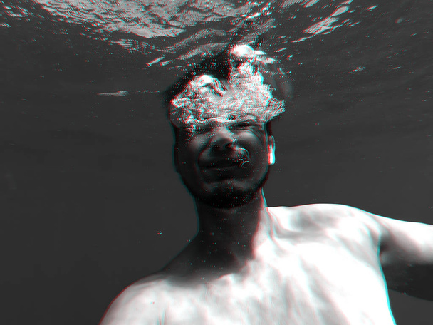 człowiek tonie w błękitnym morzem pod wodą - Zdjęcie, obraz