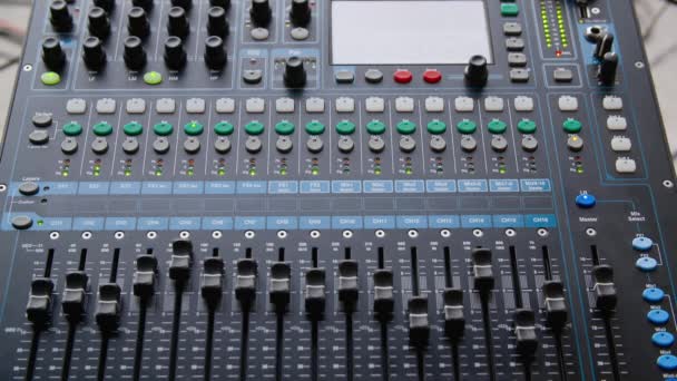 μίξερ κονσόλα ηλεκτρικό στούντιο ήχου closeup ηλεκτρονικό soundboard επαγγελματικό ραδιόφωνο ηχογράφησης μουσικός επάγγελμα κουμπί πίνακα ενισχυτή ρύθμιση μουσική βιομηχανία έννοια εξοπλισμού - Πλάνα, βίντεο