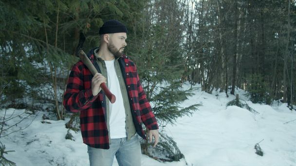  Brutal lenhador caminha pela floresta de inverno
 - Foto, Imagem