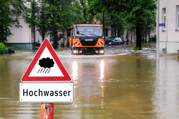 Señal de advertencia de inundación en alemán
 - Foto, imagen