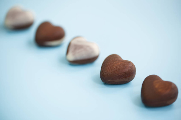 čokoládové srdce tvar Valentýna na modrém pozadí pro texturu - Fotografie, Obrázek