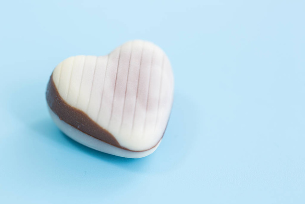 chocolate coração forma dia dos namorados no fundo azul para textura
 - Foto, Imagem