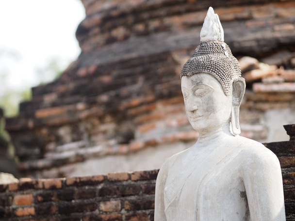 Stucco Budda wizerunki w Ayutthaya okresie enshrined na Wat Yaichaimongkol, Buddyjski Rozciągacz - Zdjęcie, obraz