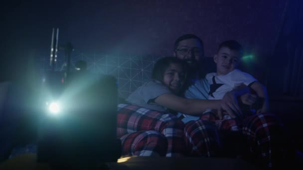 Apa gyerekekkel régi filmet néz retro projektoron - Felvétel, videó