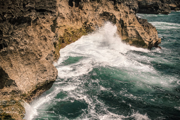 Velká vlna naráží do skal. Příroda si najde cestu - Fotografie, Obrázek