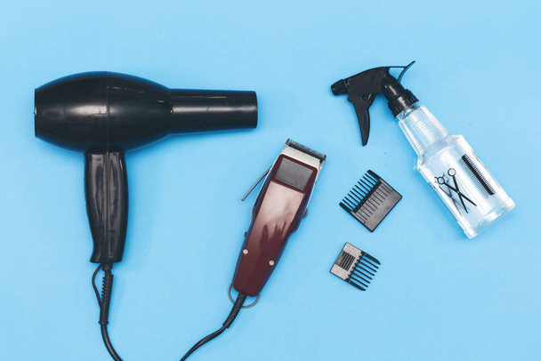 professionelle Friseurwerkzeuge, Maschine für eine Frisur. Friseurladen. Haarschneidemaschinen isoliert auf blauem Hintergrund. die Maschine für die Frisur. - Foto, Bild