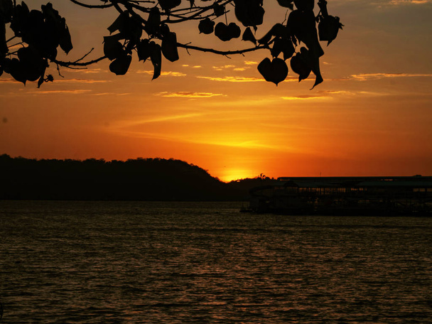 Coucher de soleil sur la mer Balinaise, Nusa Penida, Indonésie
 - Photo, image