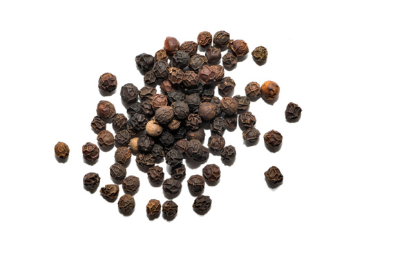 Gedroogde zwarte pepererwten geïsoleerd op een witte achtergrond. Gedroogde zwarte peper zaden, specerijen om te koken - Foto, afbeelding