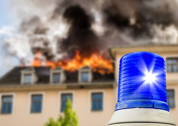 Luz azul na treliça do telhado de incêndio
 - Foto, Imagem