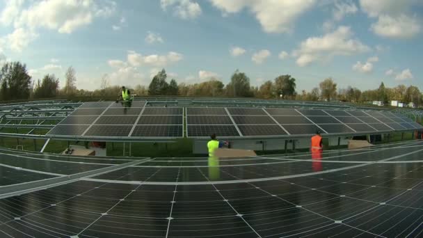 instalace fotovoltaických panelů v terénu - Záběry, video