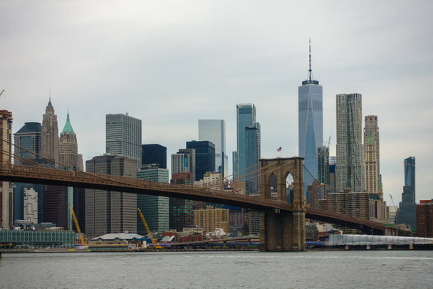 Les gens marchent dans le pont de Brooklyn pendant la journée
 - Photo, image