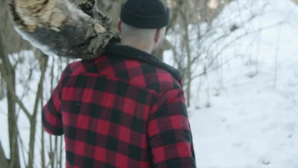  Brutalny drwal spaceruje po zimowym lesie. - Materiał filmowy, wideo