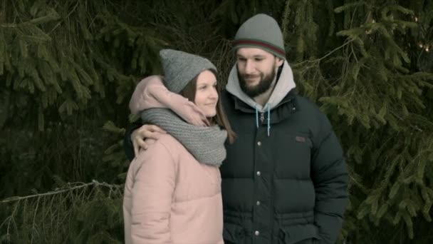  junges Paar sitzt im Wald und redet - Filmmaterial, Video