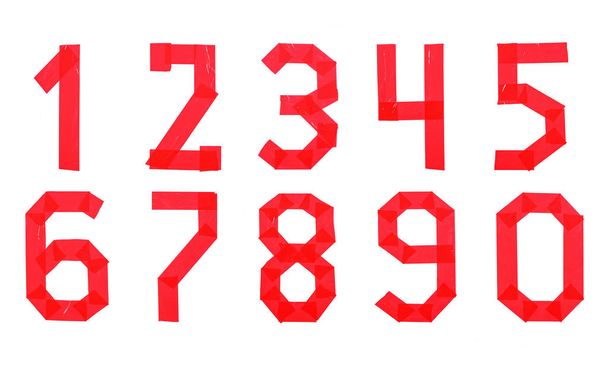 Conjunto de números de cinta adhesiva roja aislada sobre un fondo blanco
 - Foto, imagen