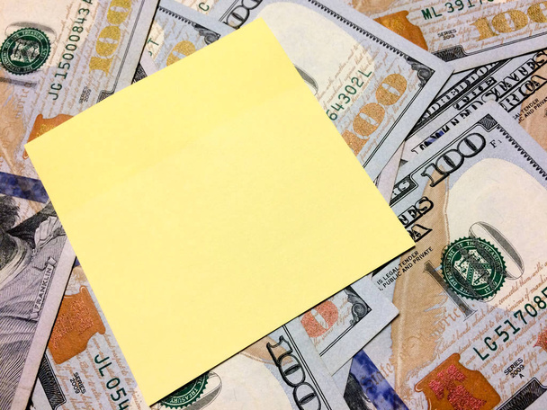 Dinheiro em dinheiro americano e nota adesiva amarela em branco
 - Foto, Imagem