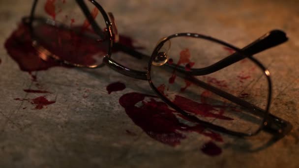 Grungy konceptualne miejsce zbrodni z krwią i okularami - Materiał filmowy, wideo