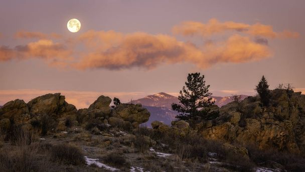 Volle maan boven de duivels ruggengraat Loveland Colorado - Foto, afbeelding