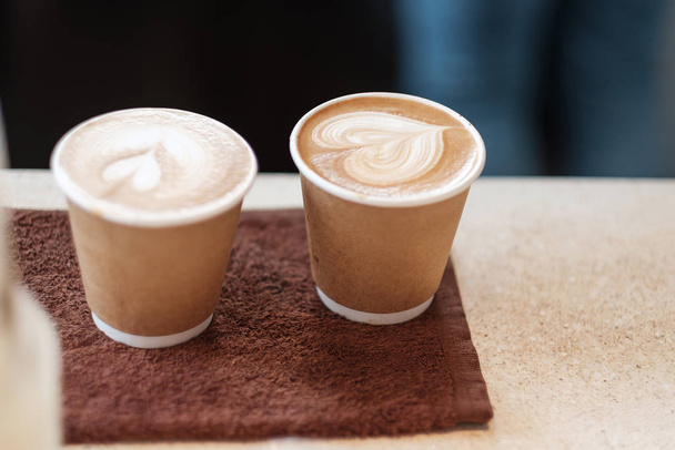 Un par de taza de papel de café caliente, arte café con leche en forma de corazón. Amor.
, - Foto, Imagen