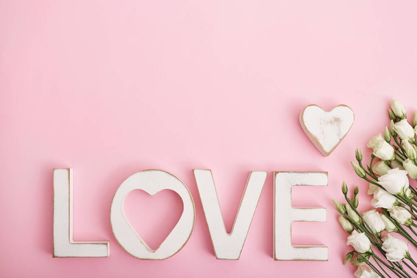 Día de San Valentín fondo romántico con corazón y flores. Tarjeta de San Valentín con espacio para copias. Letras de amor sobre fondo rosa. Plantilla de tarjeta de felicitación de San Valentín 14 de febrero
 - Foto, imagen