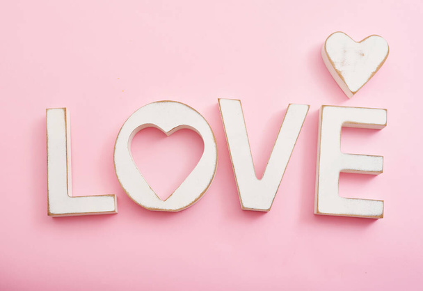Valentijnsdag romantische achtergrond met hart. Valentijnskaart met kopieerruimte. Liefdesbrieven op roze achtergrond. Valentijnsdag wenskaart sjabloon 14 februari - Foto, afbeelding