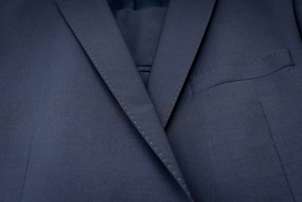 Темно-синій офіційний костюм з кишеньковим фрагментом для тла. Вибірковий фокус
. - Фото, зображення