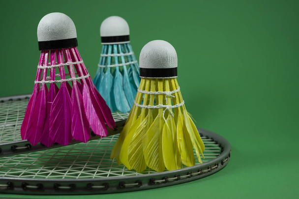 Raquetes de badminton e vaivéns de penas
 - Foto, Imagem