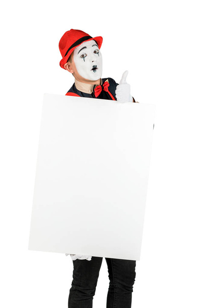 szczęśliwy artysta MIME trzyma puste białe Board, na białym ekspresyjne - Zdjęcie, obraz