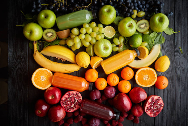Różne zdrowe owoce i warzywa utworzone w składzie tęczy - Zdjęcie, obraz