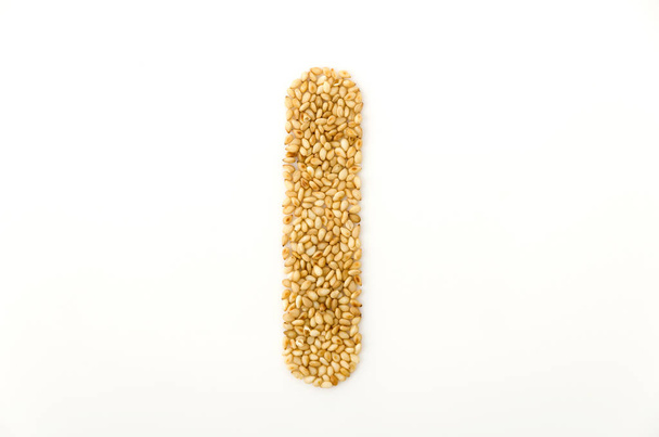 toasted sesame seeds letter I uppercase of English alphabet isolated on white background - Valokuva, kuva